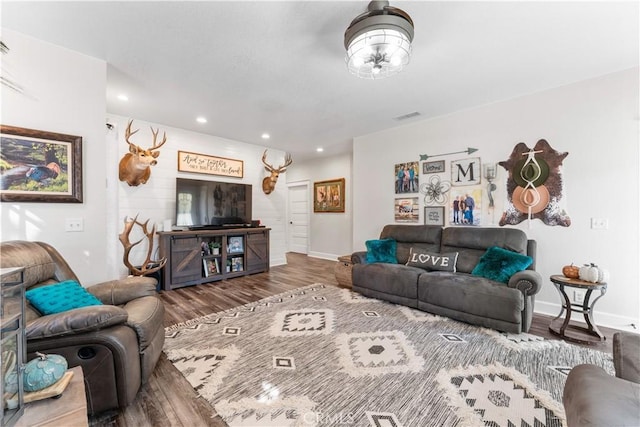 living room featuring recessed lighting, visible vents, baseboards, and wood finished floors