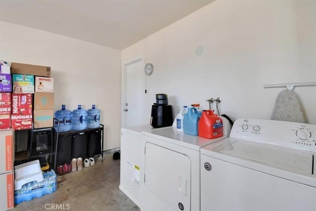 clothes washing area with laundry area and washing machine and dryer