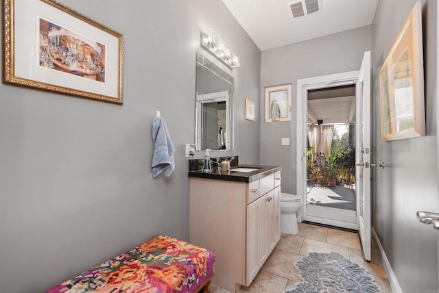 bathroom with visible vents, toilet, vanity, and baseboards