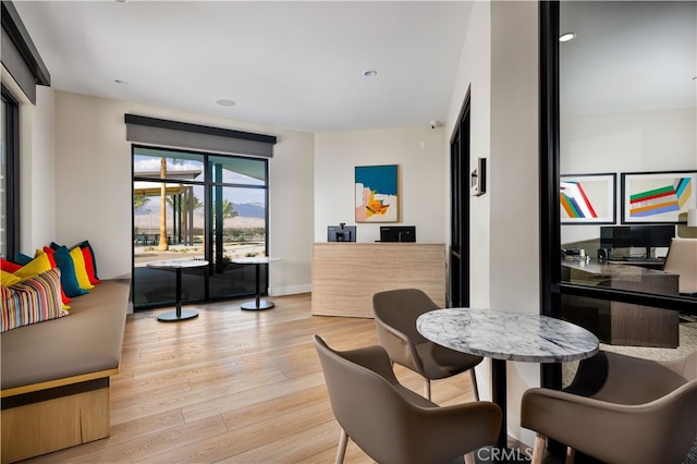 dining area with recessed lighting, light wood-style floors, and baseboards