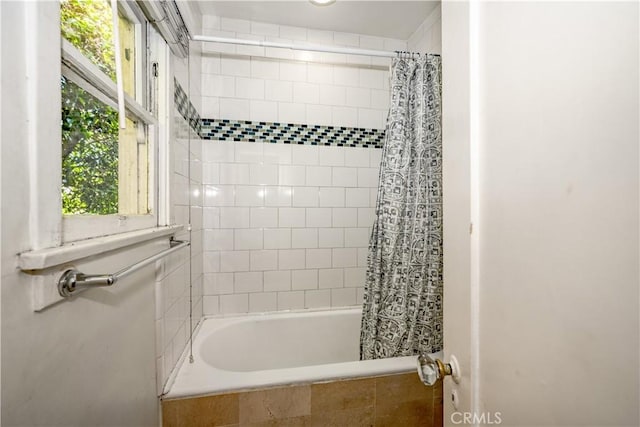 full bathroom with tiled shower / bath