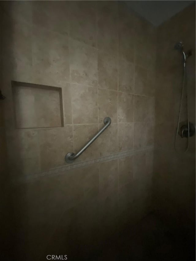 details with a tile shower