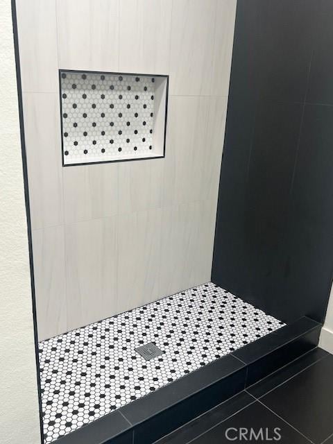 details featuring a tile shower