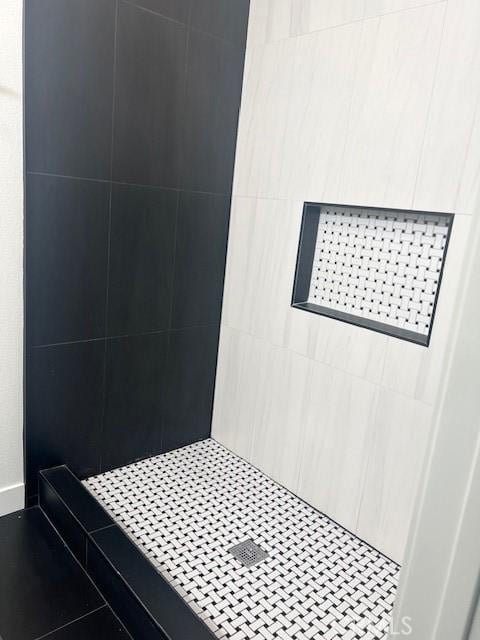 full bath with tiled shower