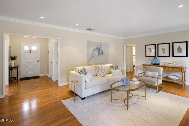 living room featuring visible vents, wood finished floors, recessed lighting, crown molding, and baseboards