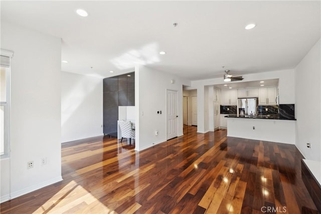 living area featuring recessed lighting, baseboards, dark wood-style floors, and ceiling fan