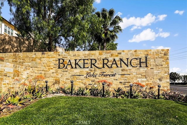 community / neighborhood sign featuring a lawn