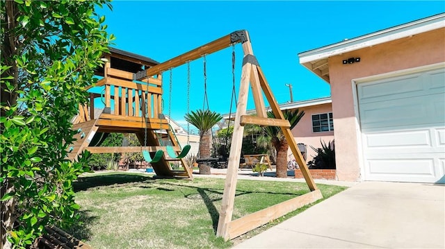 view of jungle gym featuring a yard