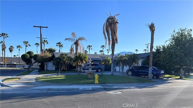 view of front of property featuring a front lawn