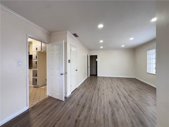 unfurnished room featuring visible vents, baseboards, ornamental molding, recessed lighting, and dark wood-style flooring