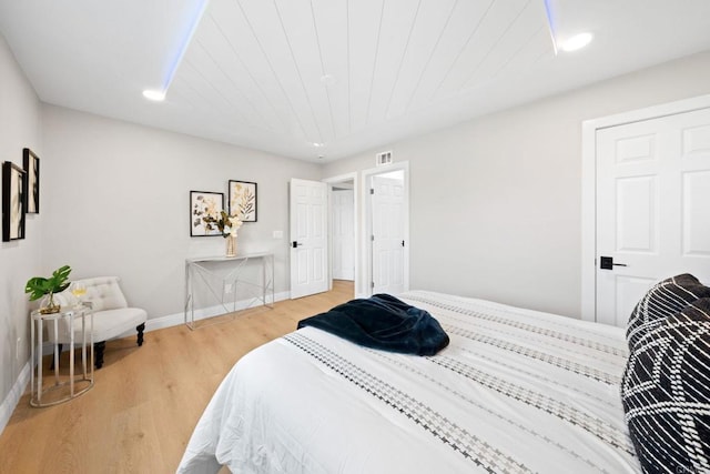 bedroom featuring light wood-type flooring, visible vents, recessed lighting, wooden ceiling, and baseboards