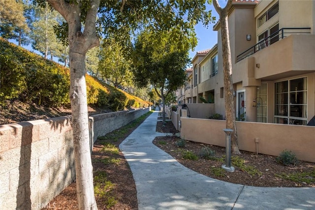 surrounding community featuring a fenced front yard