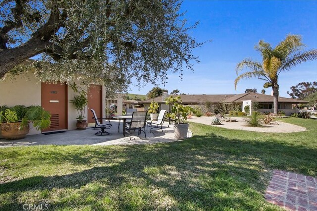 view of yard featuring a patio