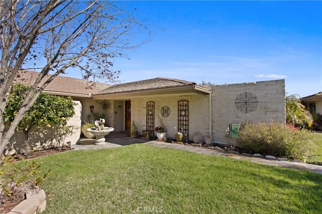 view of front of home with a front lawn