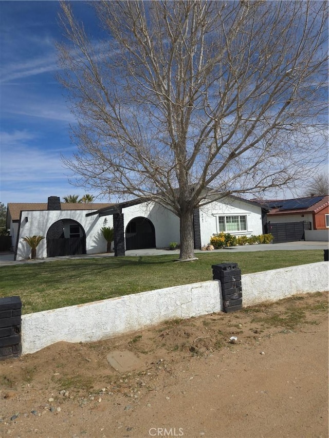 view of front facade with a front lawn