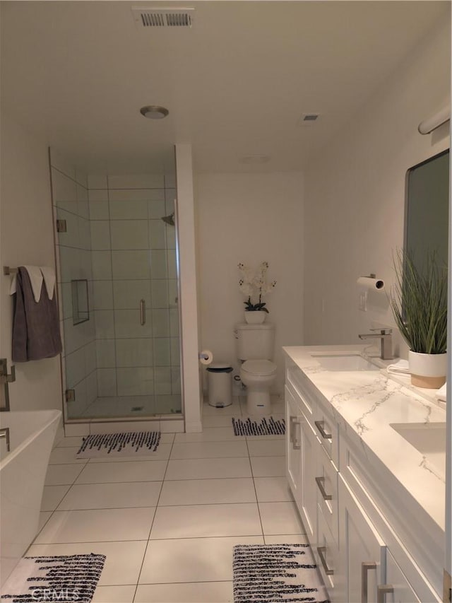 full bath with visible vents, a freestanding bath, a sink, a shower stall, and toilet