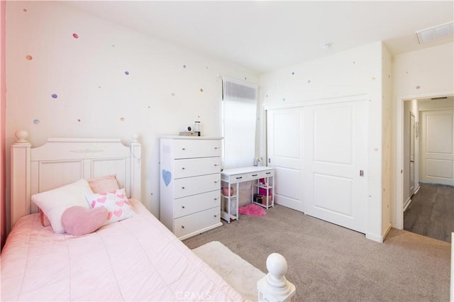 bedroom featuring carpet flooring, visible vents, and a closet