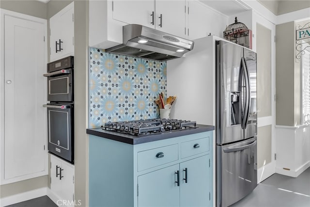 kitchen with dobule oven black, under cabinet range hood, dark countertops, decorative backsplash, and stainless steel gas cooktop