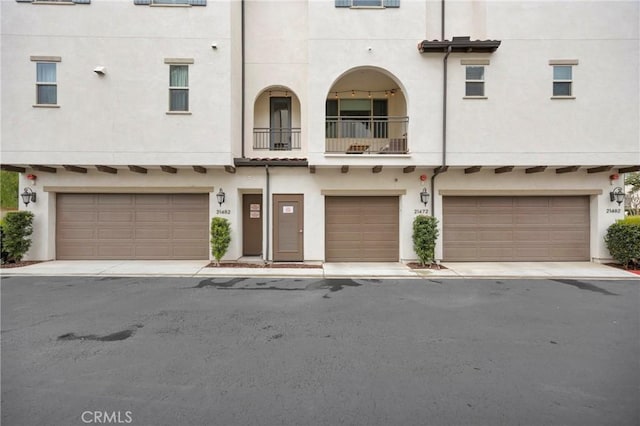 townhome / multi-family property featuring stucco siding and a garage