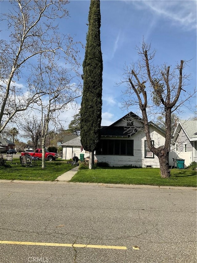 view of front facade with a front yard