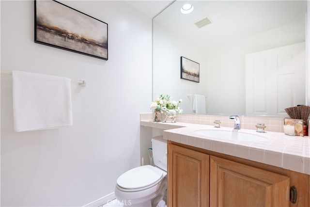 bathroom featuring visible vents, recessed lighting, toilet, and vanity