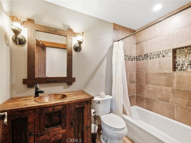 full bath featuring toilet, vanity, and shower / bath combo