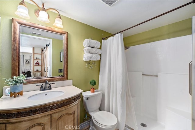 bathroom with toilet, a shower with curtain, vanity, and visible vents