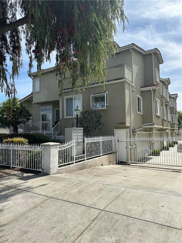 view of front facade featuring a fenced front yard and stucco siding