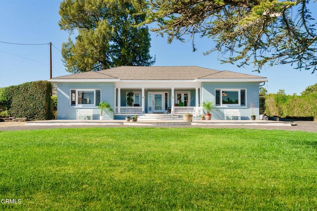 view of front of property featuring stucco siding, a porch, and a front lawn