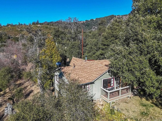 birds eye view of property featuring a wooded view