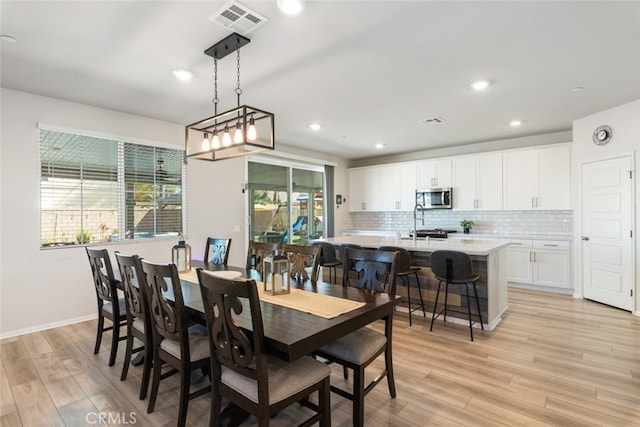 dining area with visible vents, recessed lighting, light wood-type flooring, and baseboards