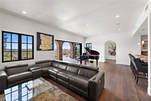 living room featuring visible vents, wood finished floors, recessed lighting, arched walkways, and baseboards