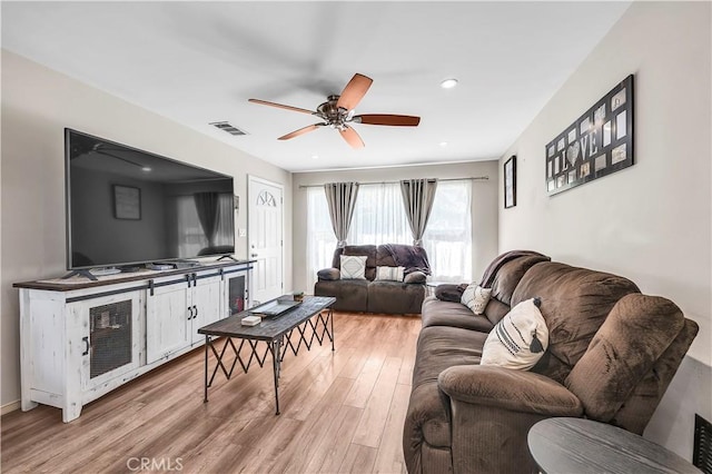 living area featuring light wood finished floors, visible vents, recessed lighting, and ceiling fan