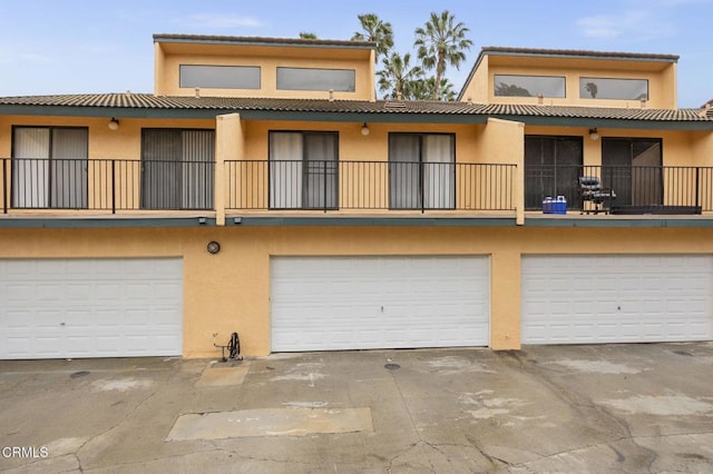 view of front facade featuring an attached garage and stucco siding