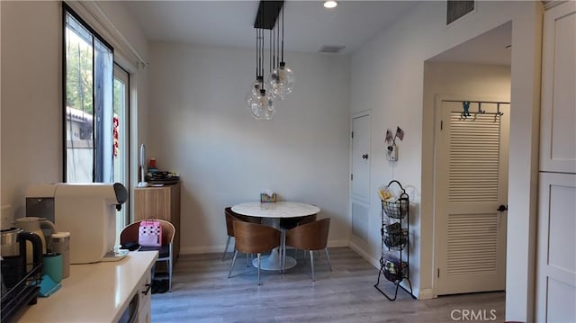 dining area featuring recessed lighting, light wood-style floors, visible vents, and baseboards