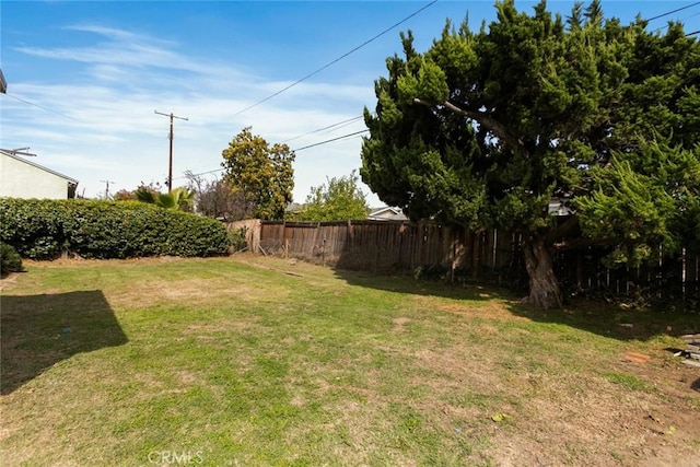 view of yard featuring fence