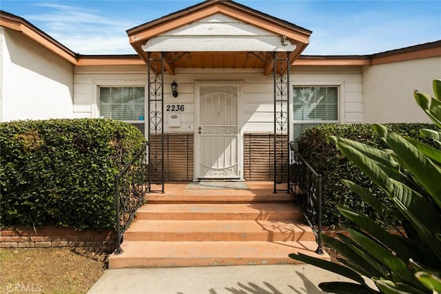 property entrance featuring stucco siding