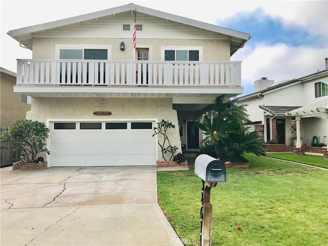 view of front of home featuring stucco siding, driveway, and a front lawn