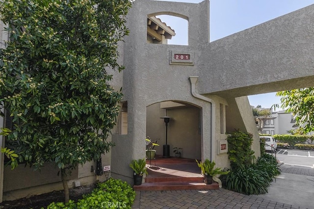 property entrance featuring stucco siding