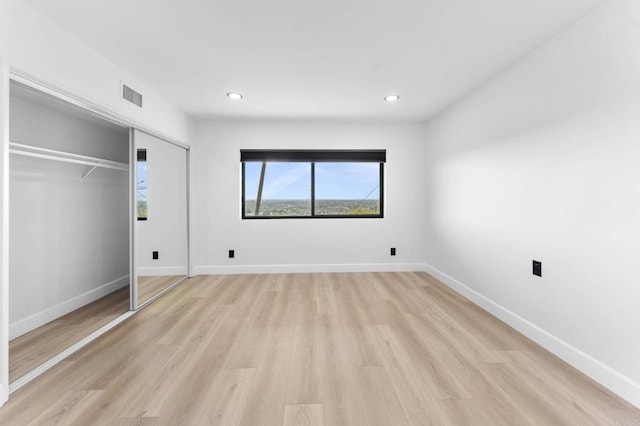 unfurnished bedroom with light wood-type flooring, visible vents, baseboards, and recessed lighting