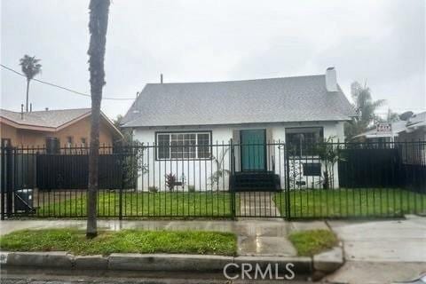 bungalow featuring a gate and a fenced front yard