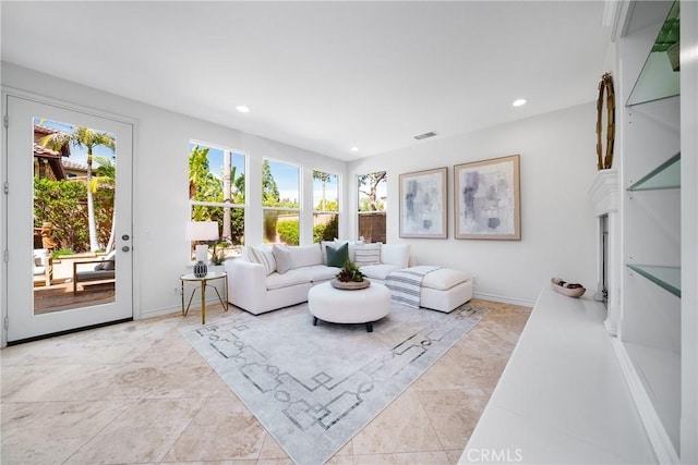 living area featuring a wealth of natural light, visible vents, baseboards, and recessed lighting