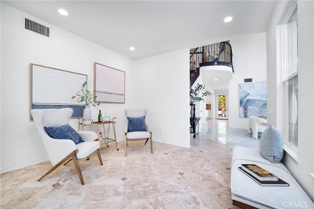 living area featuring visible vents, recessed lighting, and baseboards