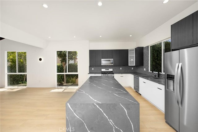914 N Catalina St, Burbank, CA 91505 - kitchen with stainless steel appliances, modern cabinets, plenty of natural light, recessed lighting, and a sink