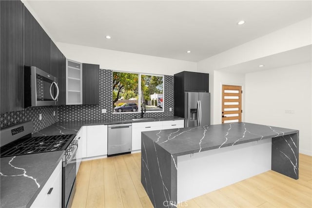 914 N Catalina St, Burbank, CA 91505 - kitchen featuring appliances with stainless steel finishes, a sink, light wood-style floors, modern cabinets, and recessed lighting