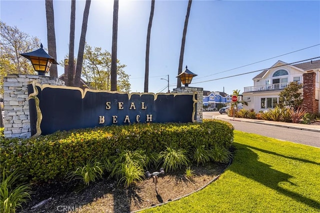 community sign featuring a lawn