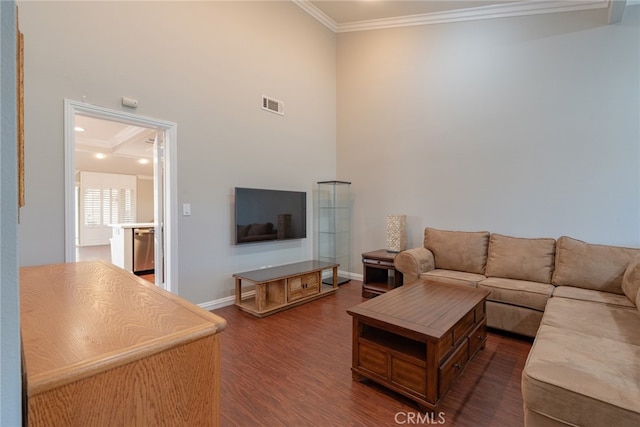 living area featuring visible vents, recessed lighting, crown molding, baseboards, and dark wood-style flooring