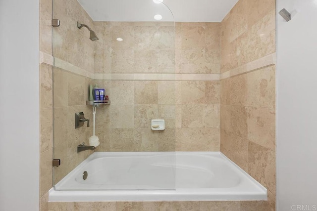 bathroom with tiled shower / bath combo