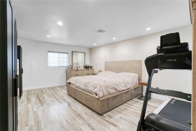 bedroom with light wood finished floors, visible vents, recessed lighting, and baseboards