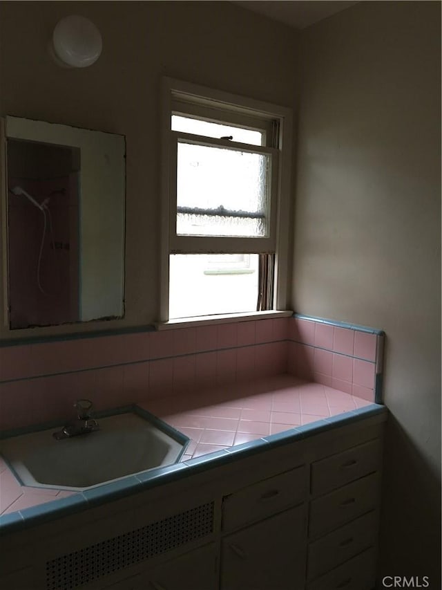 bathroom featuring a sink